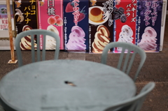 ソフトクリーム屋の前
