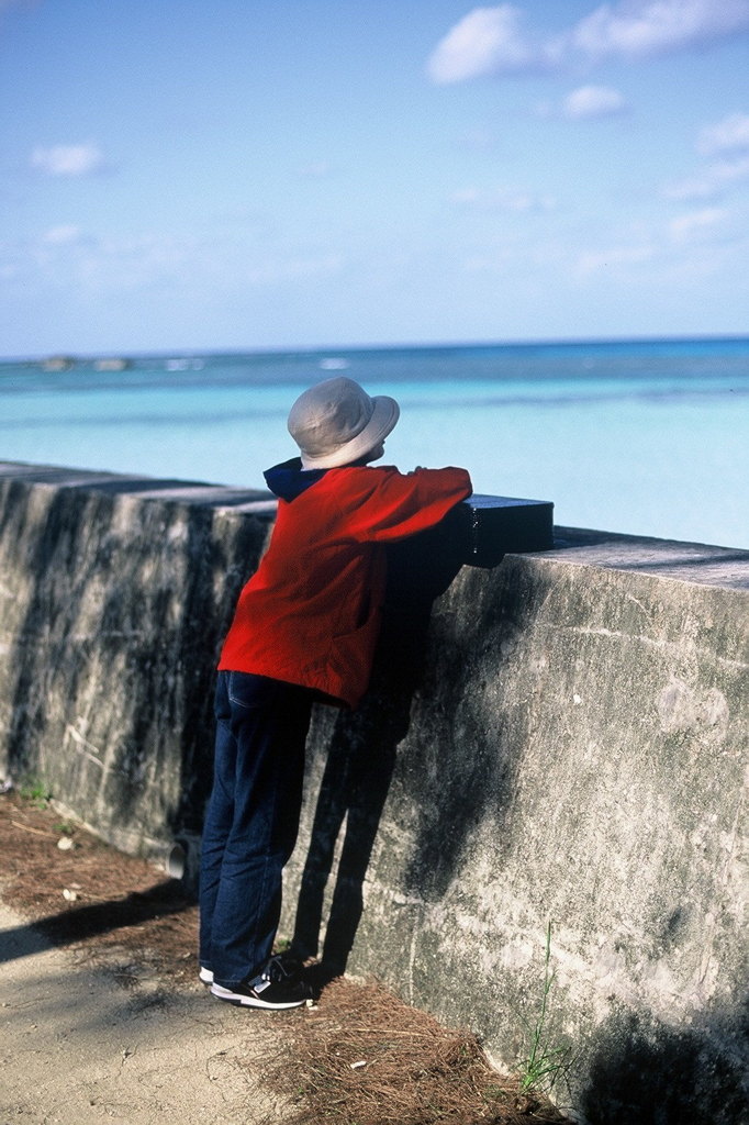 海を見つめる