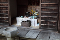 秋の花が供えられ