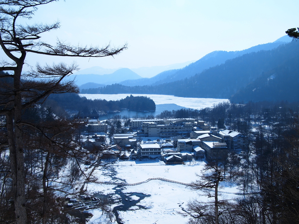 湯元温泉を見おろす