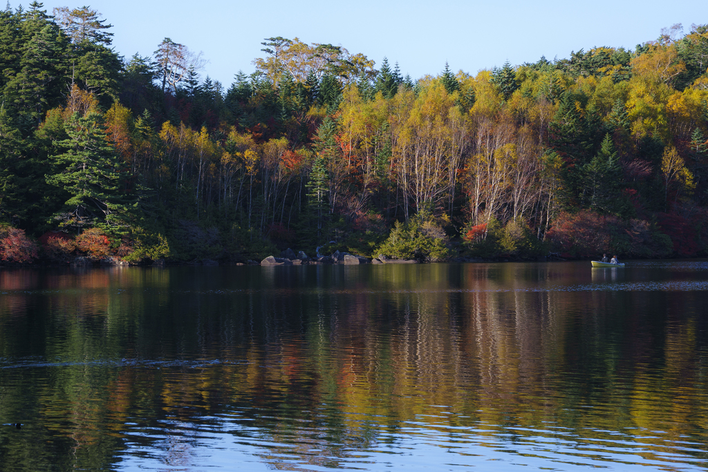 湖上の紅葉狩り