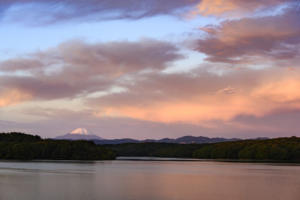 朝焼けの狭山湖