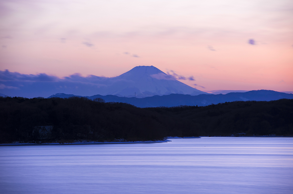 遥かに