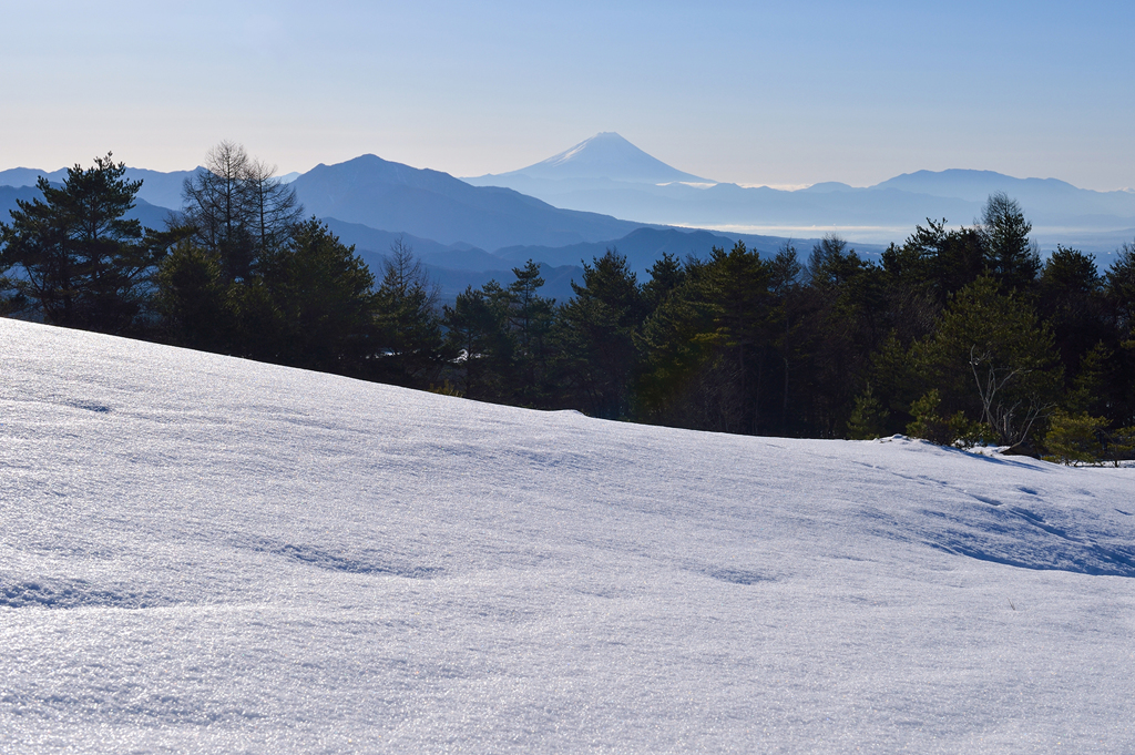 雪の斜面の向こうには