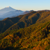 秋色の山並みの向こうには