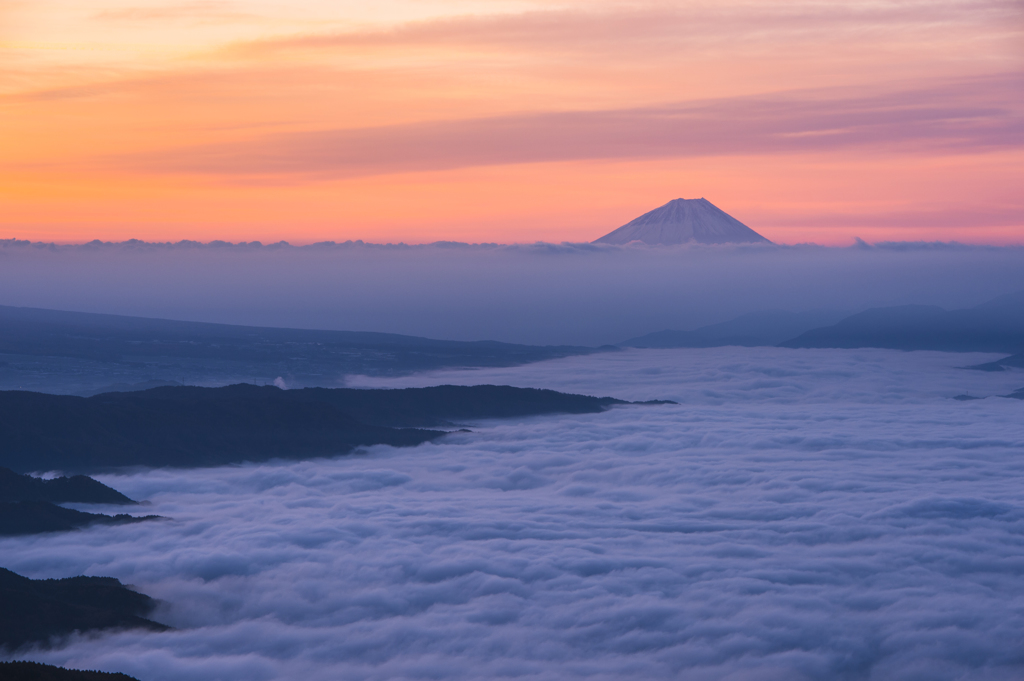 紅い空、白い雲海そして名峰