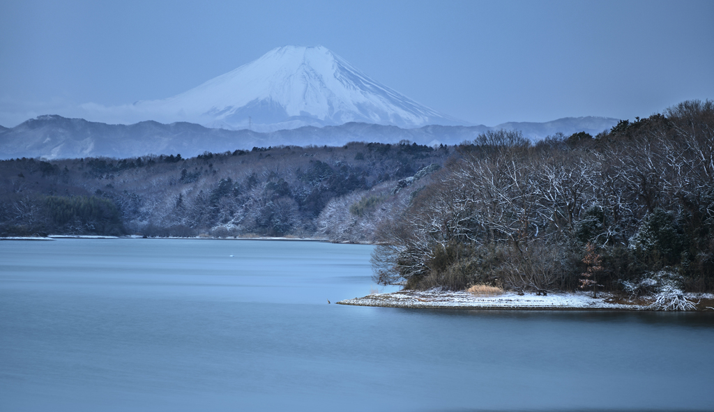 雪化粧の湖