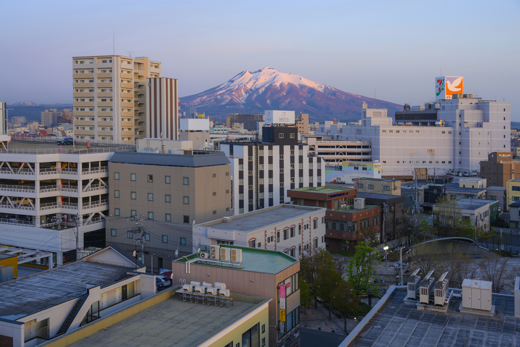 朝日に染まる岩木山