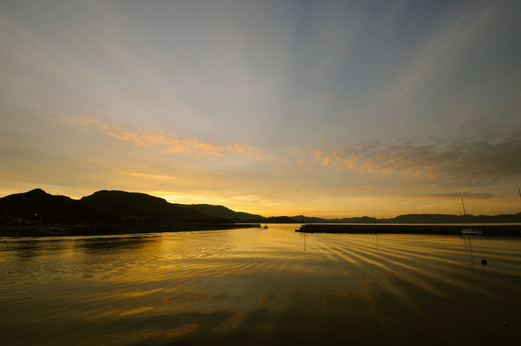 朝日と共に船出