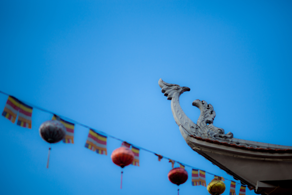 異国の早朝の寺