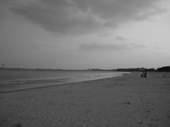 浜辺　モノクロ