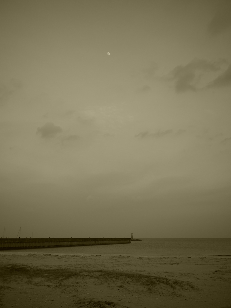 月に灯台　モノクロ