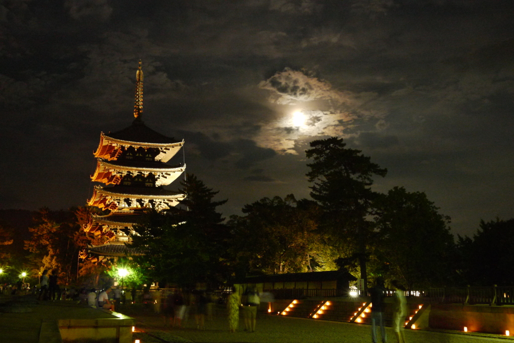 月夜の興福寺五重塔