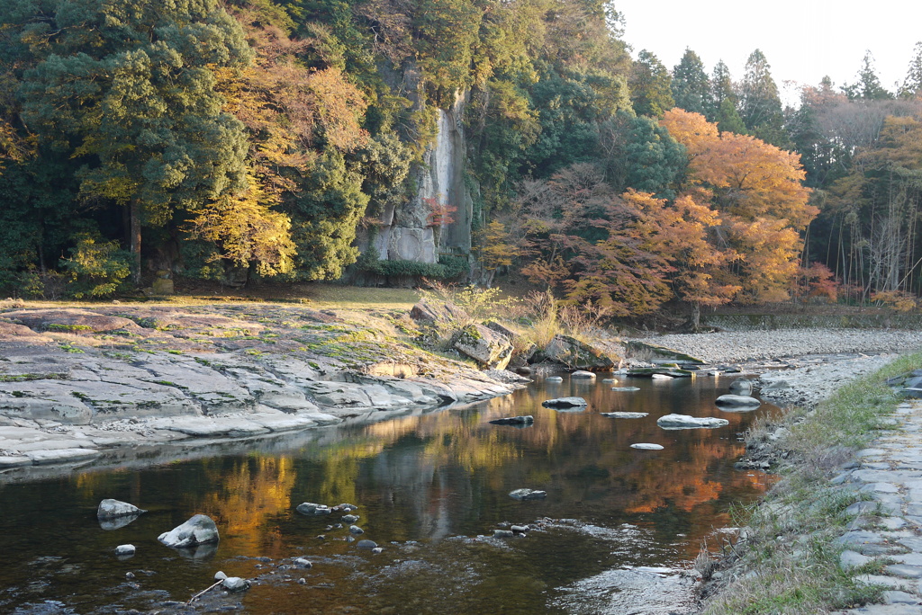 紅葉と川　写りこみ