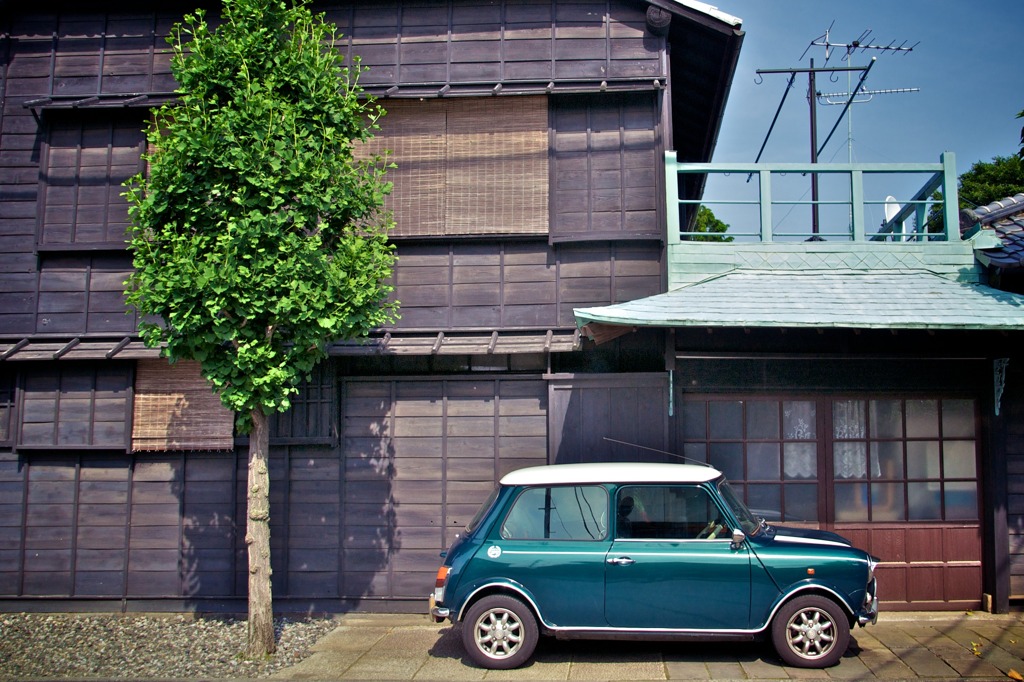 古い家と車