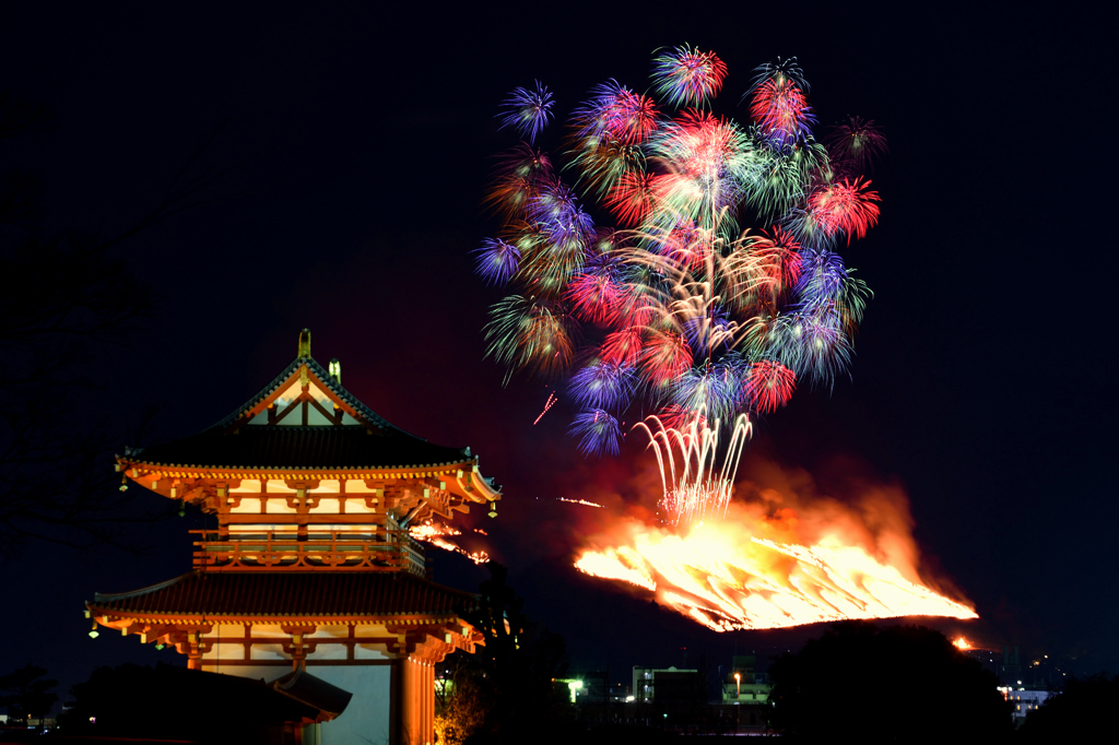 古都の夜空に咲く華を