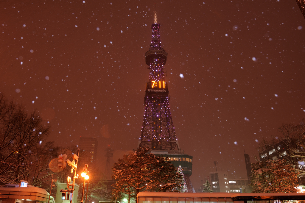 雪降るテレビ塔