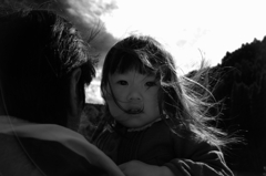 見つめられると...