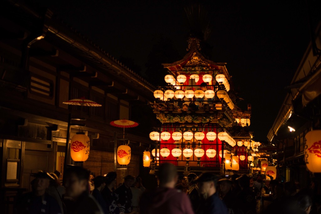 町並みと祭屋台