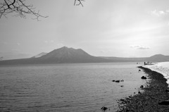 モノクロームの支笏湖