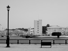 街頭とベンチと海と潜水艦