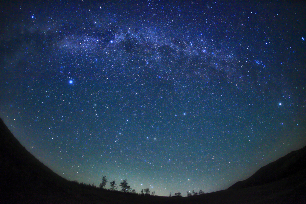 秋の夜空のアーチ