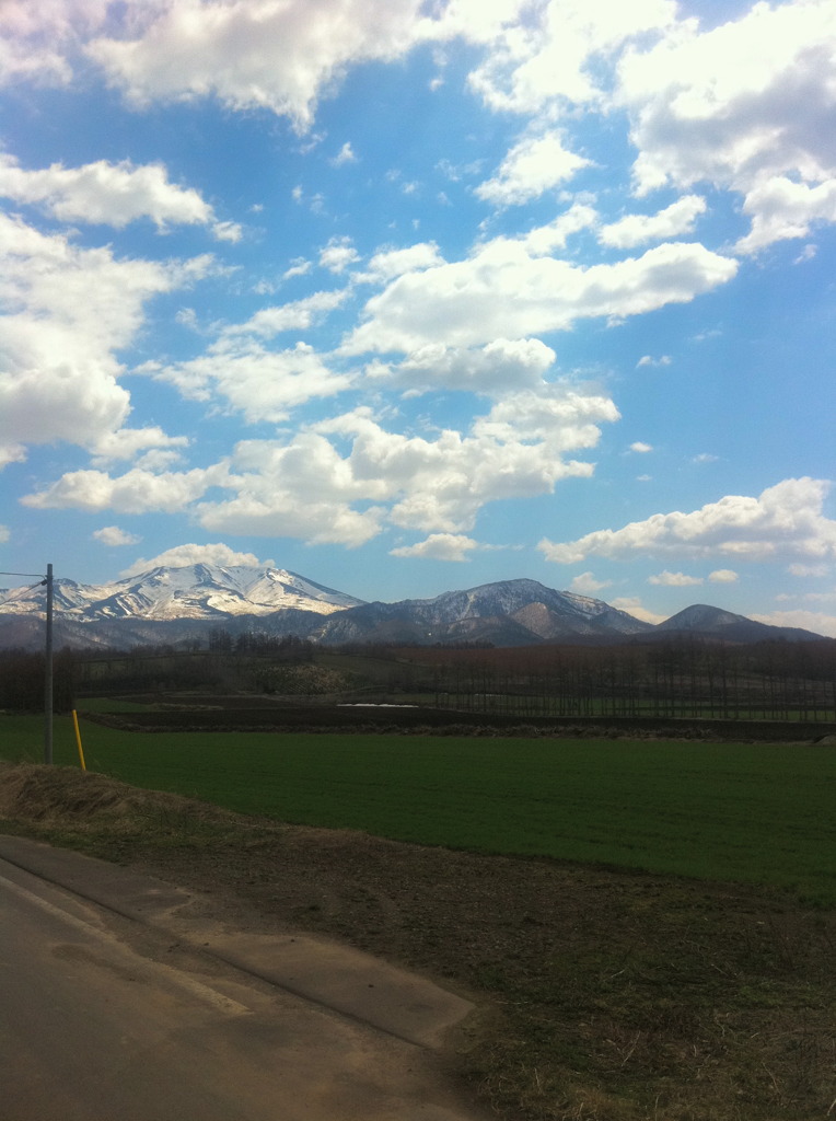 青い空、白い雲、緑が広がる大地...と山