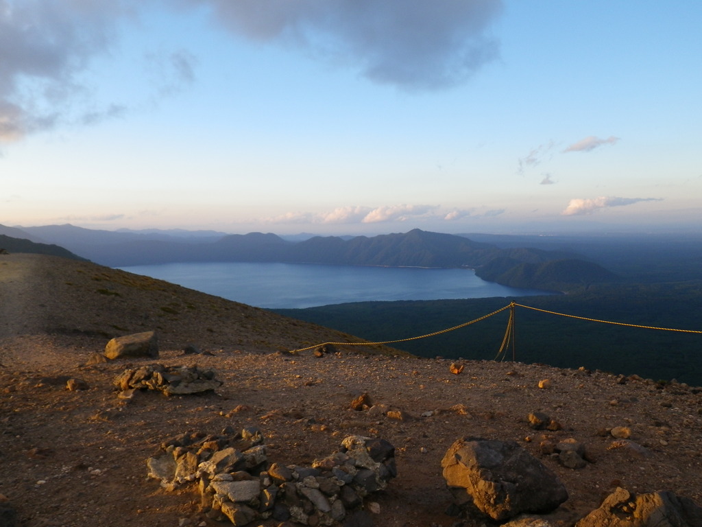 樽前山頂から望む支笏湖の夕焼け