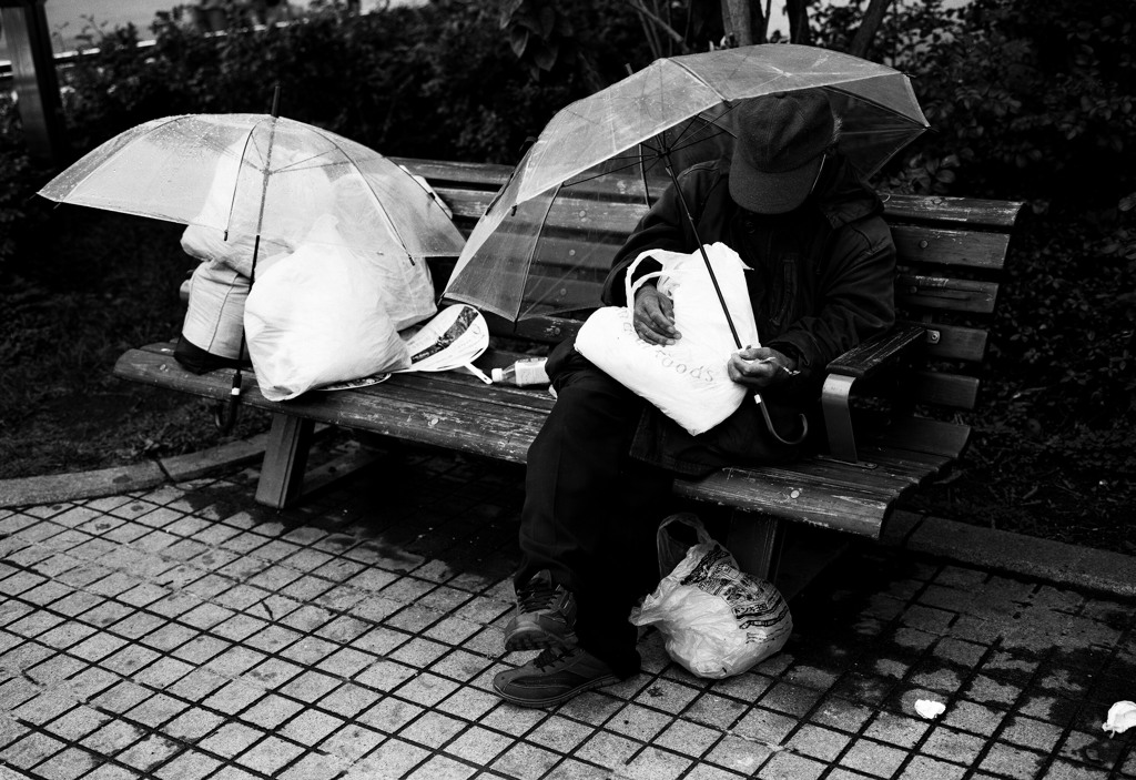 小雨のベンチ