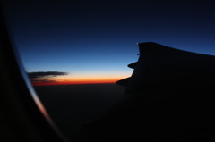 飛行機の中の夕日