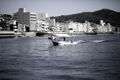水面を割く