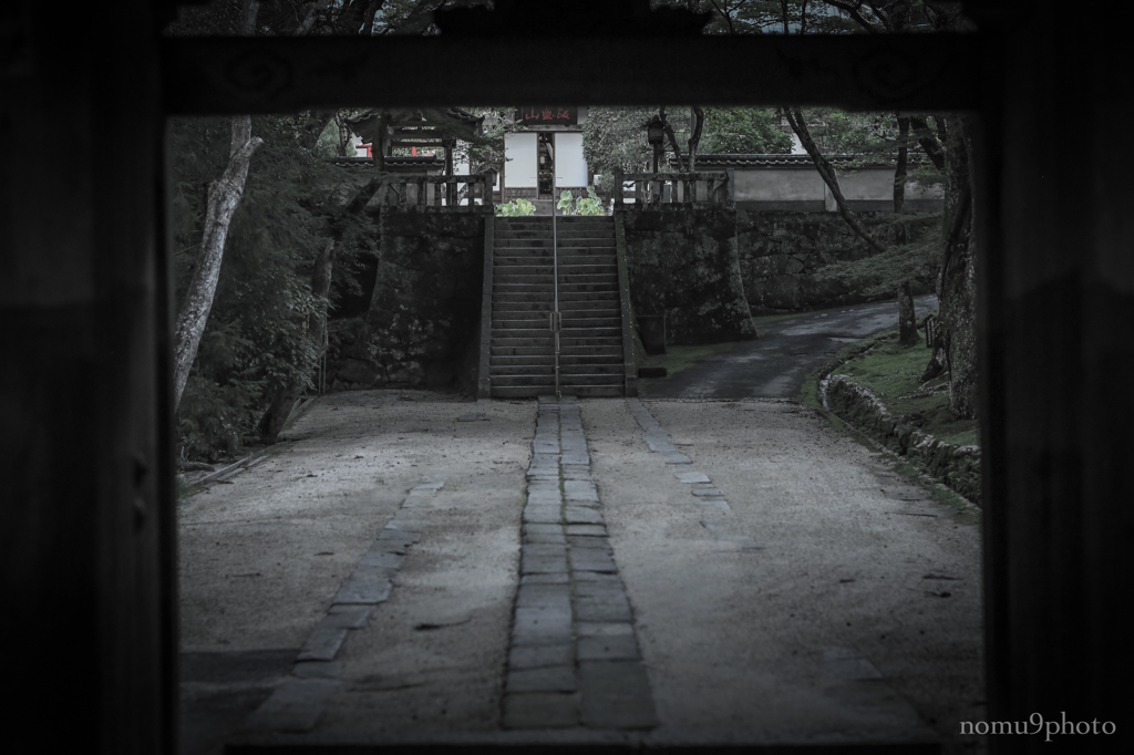 門の先