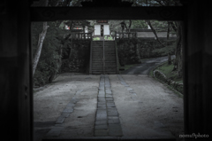 門の先