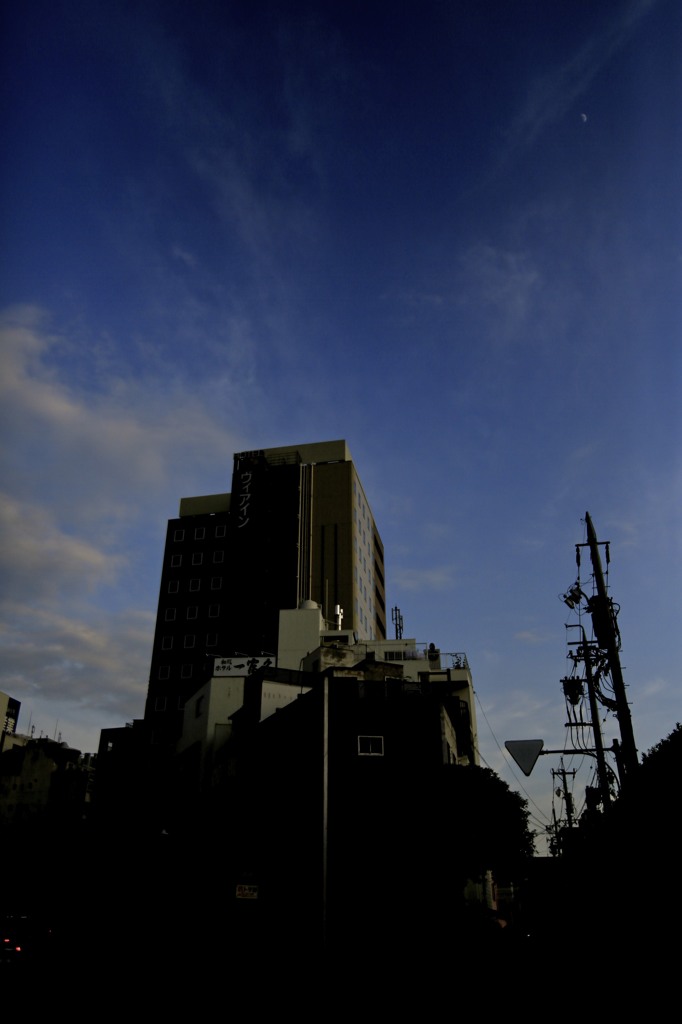 天を衝く建造物