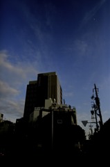 天を衝く建造物