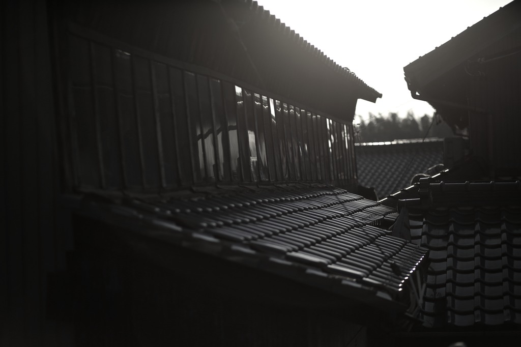 西日に浮かぶ窓