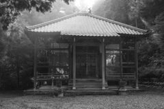 朝日に霞むお堂