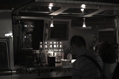 照らされる酒瓶