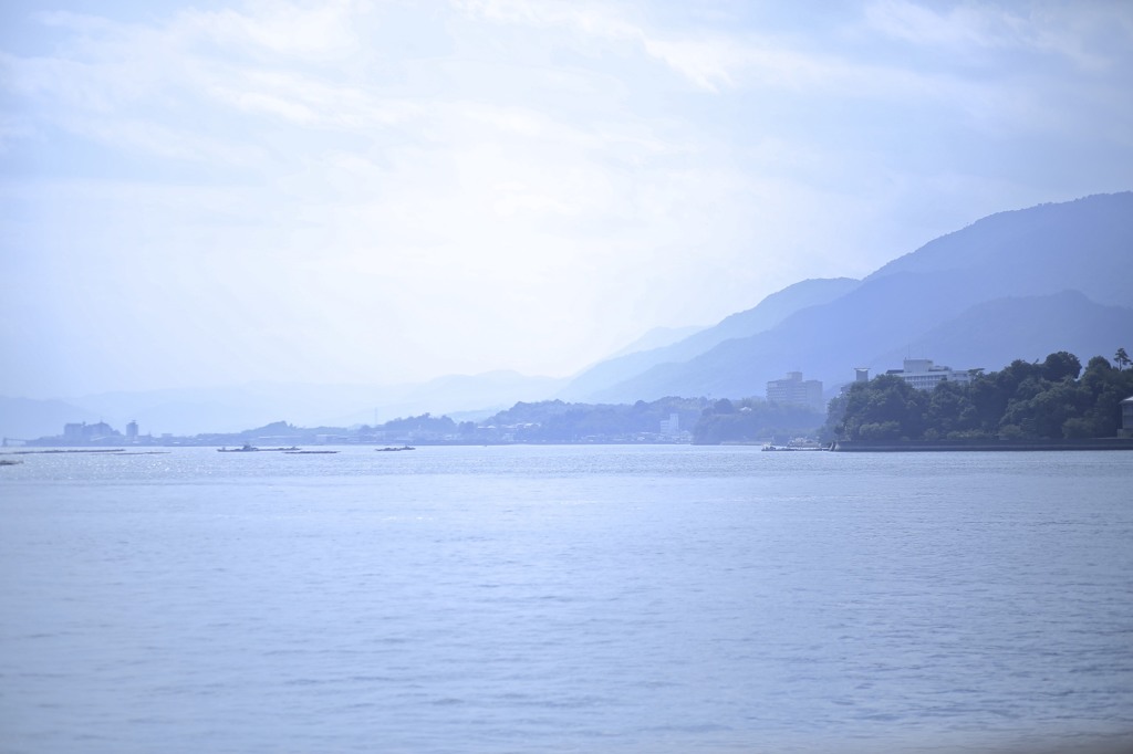 光にけむる島々