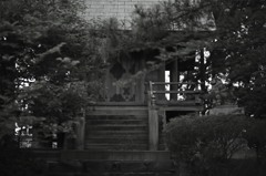 ひっそりと佇む