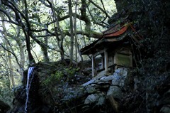 崖の上の祠