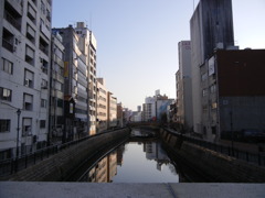 ビルとビルの間