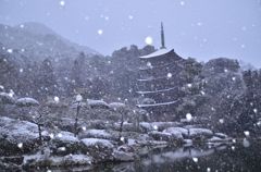 雪の中の塔