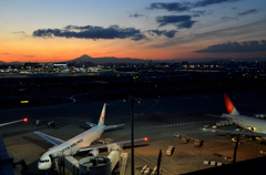 夕焼け富士と飛行機