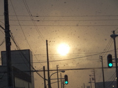 雪にかすむ落陽