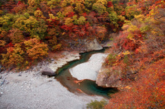 紅葉に覆われた鬼怒川の流れ