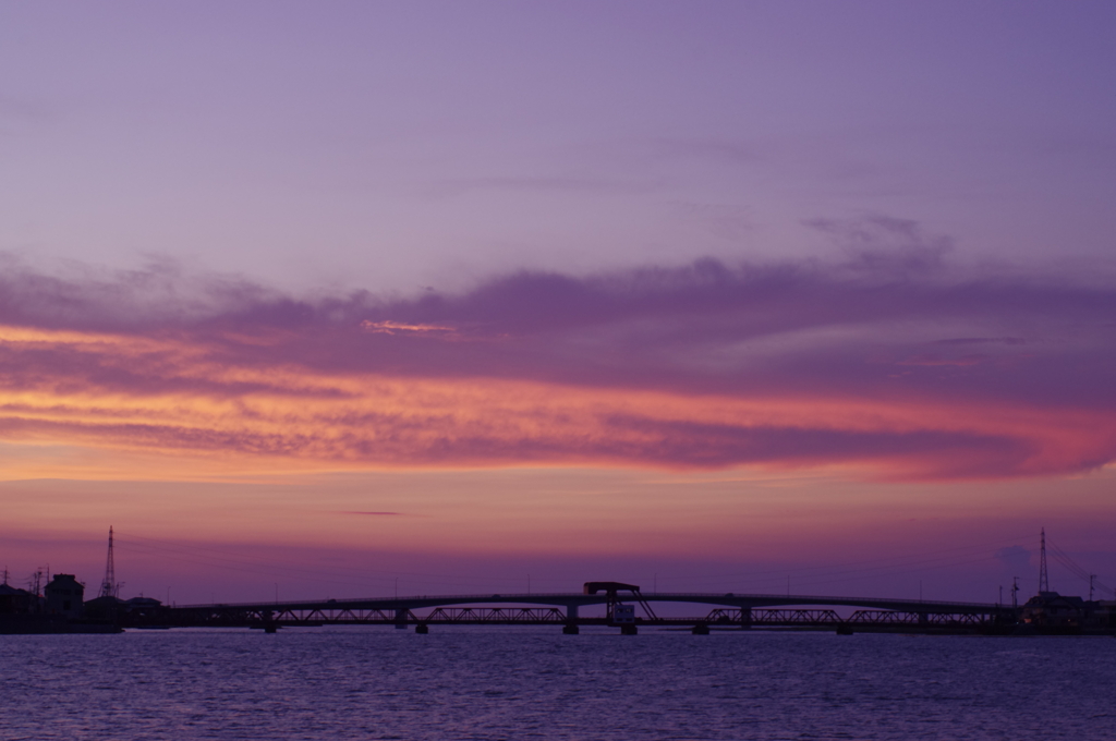 秋へと続く空