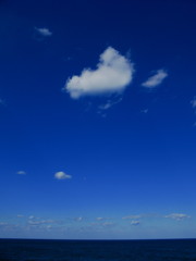 青い空と海。それと白い雲･･･