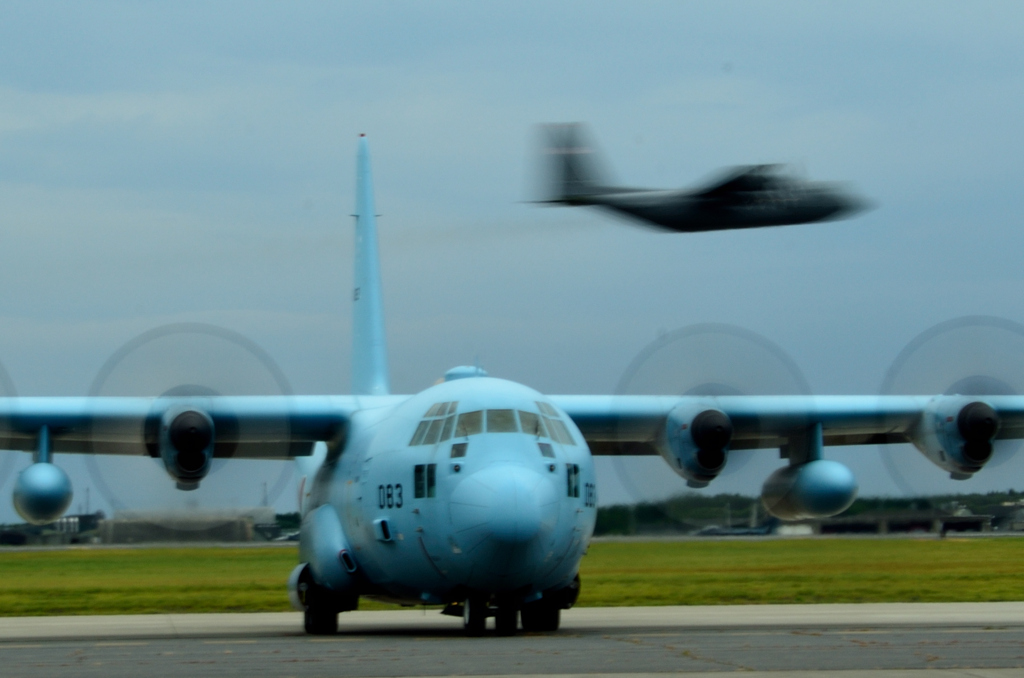 水色の機体、C-130H