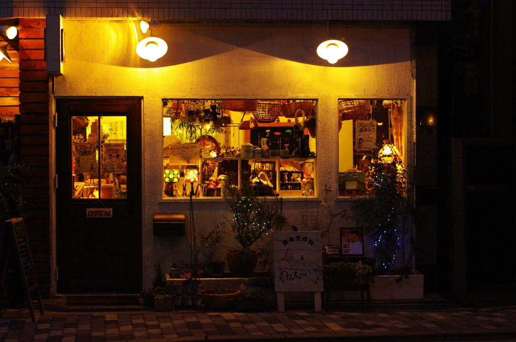 川沿いの雑貨屋